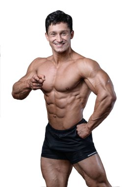 Yakışıklı beyaz kas adam diyet işaret parmakları gy içinde