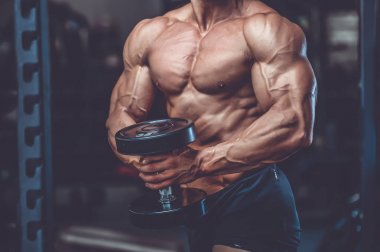 Diyet eğitim kas pompalama yakışıklı güç atletik erkek