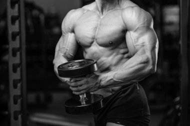 Diyet eğitim kas pompalama yakışıklı güç atletik erkek