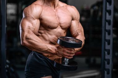 Diyet eğitim kas pompalama yakışıklı güç atletik erkek