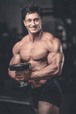 Diyet eğitim kas pompalama yakışıklı güç atletik erkek