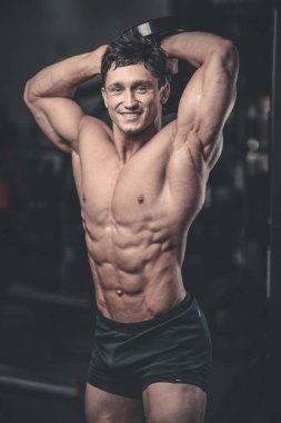 Beyaz seksi fitness modeli ab kadar yakın spor salonu