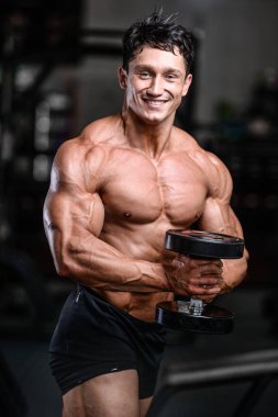 Diyet eğitim kas pompalama yakışıklı güç atletik erkek