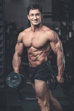 Beyaz seksi fitness erkek modeli egzersiz halter ile yürütmek