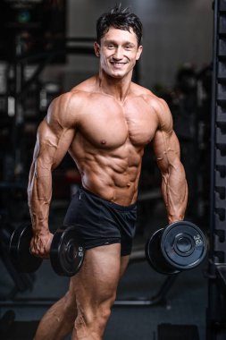 Beyaz seksi fitness erkek modeli egzersiz halter ile yürütmek