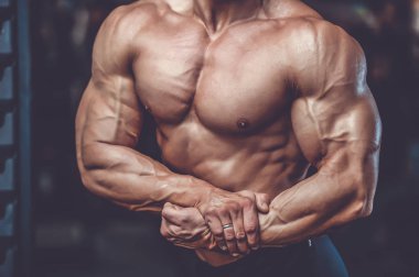 Diyet eğitim kas pompalama yakışıklı güç atletik erkek