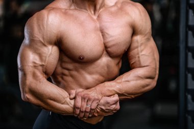 Diyet eğitim kas pompalama yakışıklı güç atletik erkek