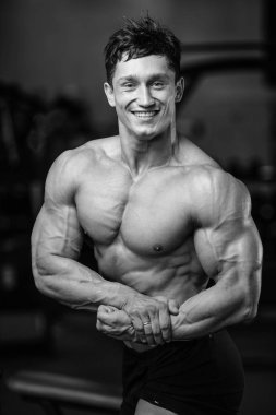 Diyet eğitim kas pompalama yakışıklı güç atletik erkek