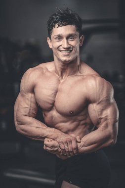 Diyet eğitim kas pompalama yakışıklı güç atletik erkek