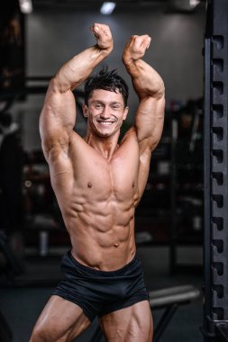 Diyet eğitim kas pompalama yakışıklı güç atletik erkek