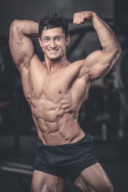 Diyet eğitim kas pompalama yakışıklı güç atletik erkek