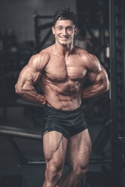 Diyet eğitim kas pompalama yakışıklı güç atletik erkek