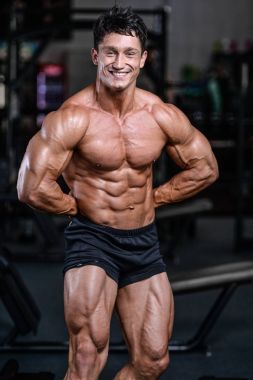 Beyaz seksi fitness modeli ab kadar yakın spor salonu