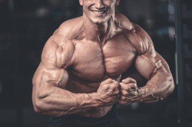 Diyet eğitim kas pompalama yakışıklı güç atletik erkek