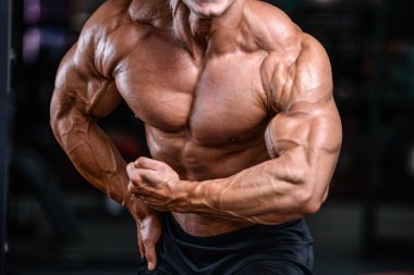 Diyet eğitim kas pompalama yakışıklı güç atletik erkek