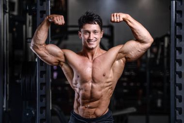 Diyet eğitim kas pompalama yakışıklı güç atletik erkek