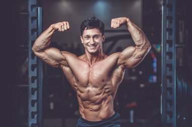 Diyet eğitim kas pompalama yakışıklı güç atletik erkek