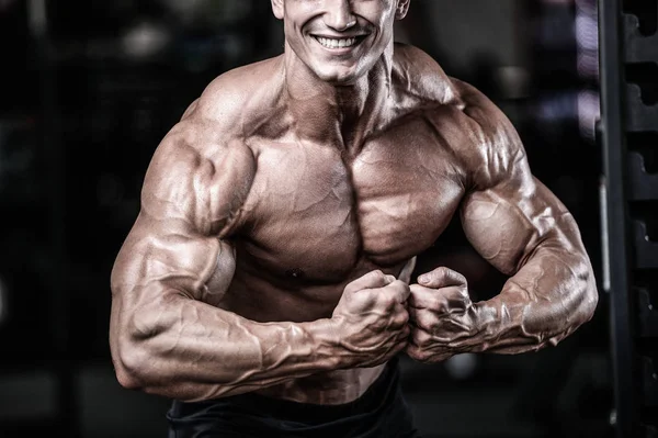 Guapo poder atlético hombre en la dieta de entrenamiento bombeo de los músculos —  Fotos de Stock