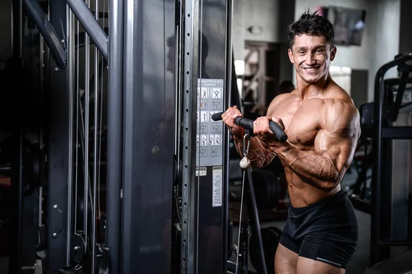 Красивый сильный спортсмен на диете тренировки накачивания мышц — стоковое фото