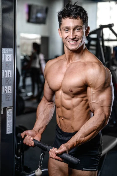 Handsome power athletic man on diet training pumping up muscles — Stock Photo, Image