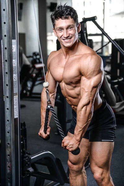 Brutal caucasien beaux hommes de remise en forme sur les triceps de formation de régime g — Photo