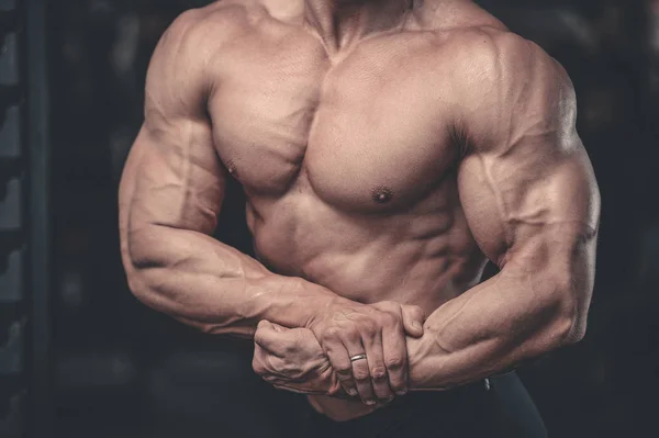 Gutaussehender Kraftsportler beim Diättraining, das Muskeln aufpumpt — Stockfoto