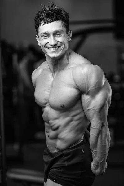 Brutal caucasian handsome fitness men on diet training triceps g — Stock Photo, Image