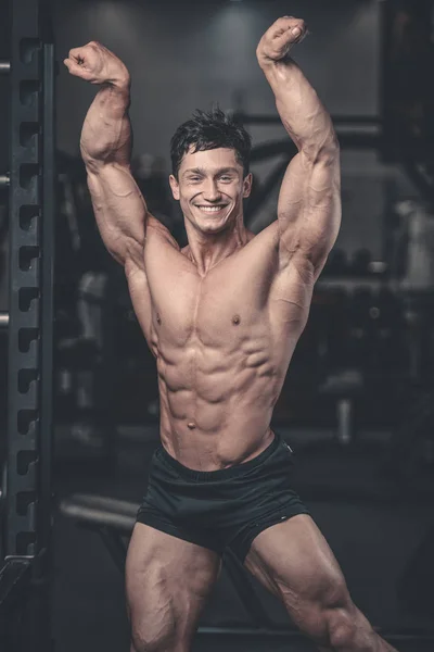 Retrato sexy de un modelo masculino musculoso sin camisa mirando hacia otro lado — Foto de Stock