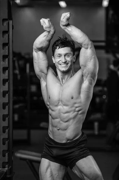 Knappe macht atletische man op dieet opleiding oppompen van spieren — Stockfoto