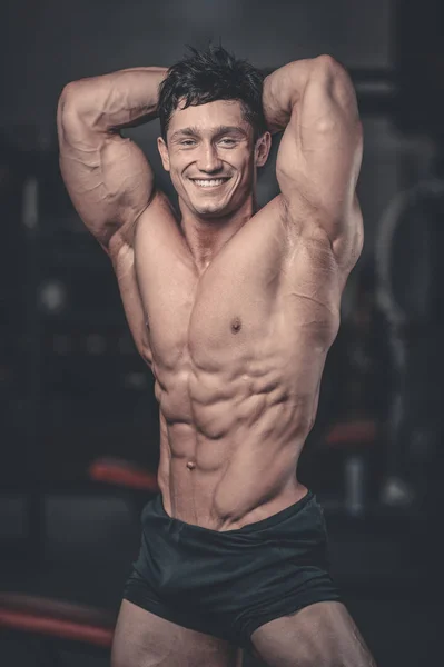 Kaukasische sexy fitness model in sportschool dicht omhoog ab — Stockfoto