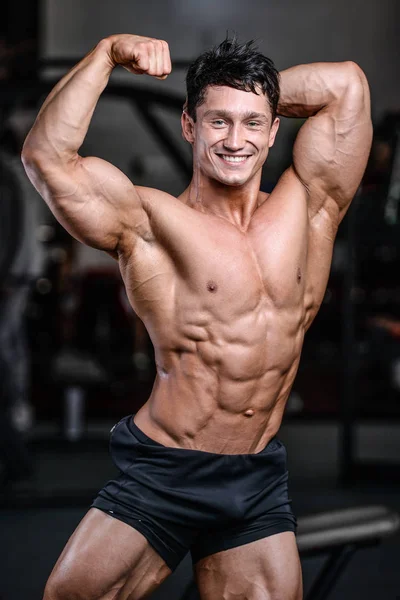 Bel homme athlétique de puissance sur la formation de l'alimentation pompage les muscles — Photo