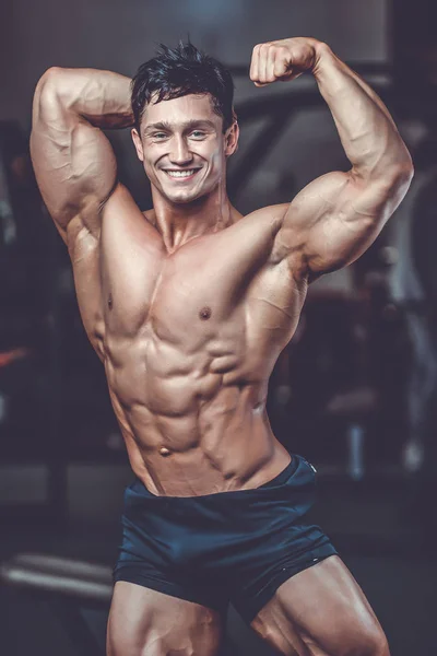 Bello potere atletico uomo sulla dieta formazione pompaggio muscoli — Foto Stock