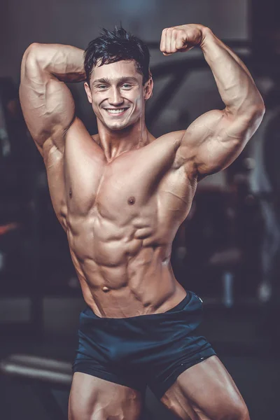 Handsome power athletic man on diet training pumping up muscles — Stock Photo, Image