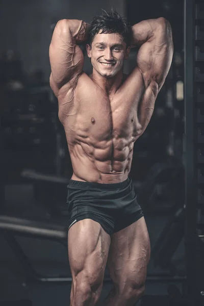 Kaukasiska sexiga fitness modell i gym nära upp ab — Stockfoto
