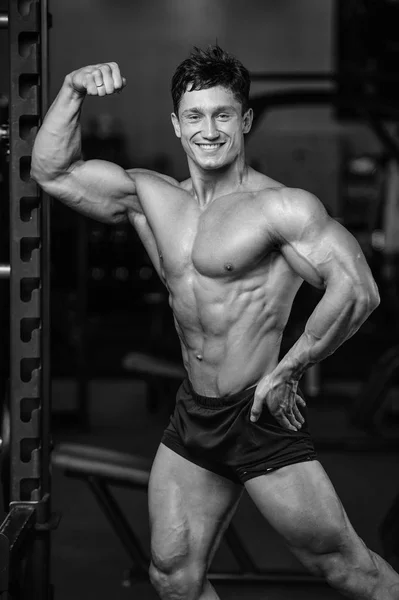 Diyet eğitim kas pompalama yakışıklı güç atletik erkek — Stok fotoğraf