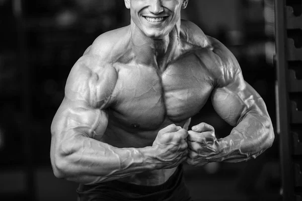 Bonito homem atlético poder no treinamento de dieta bombeando os músculos — Fotografia de Stock