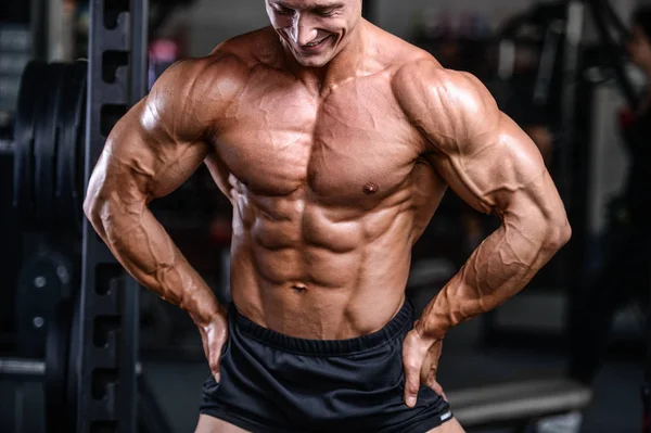 Przystojny moc lekkoatletycznego mężczyzna na trening dieta pompowania mięśni — Zdjęcie stockowe