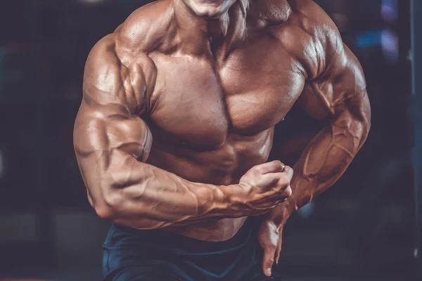 Knappe macht atletische man op dieet opleiding oppompen van spieren — Stockfoto