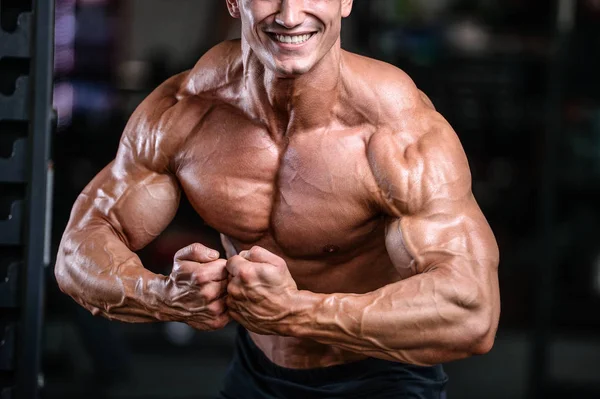 Gutaussehender Kraftsportler beim Diättraining, das Muskeln aufpumpt — Stockfoto