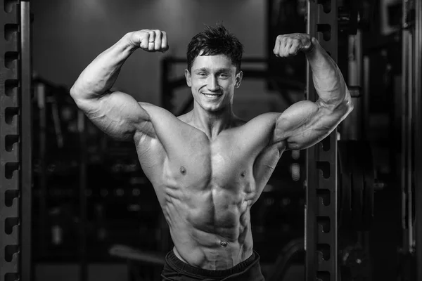 Handsome power athletic man on diet training pumping up muscles — Stock Photo, Image