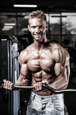 Diyet eğitim kas pompalama yakışıklı güç atletik erkek