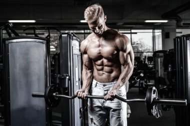 Diyet eğitim kas pompalama yakışıklı güç atletik erkek