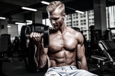 Diyet eğitim kas pompalama yakışıklı güç atletik erkek