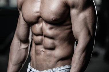 Beyaz seksi fitness modeli ab kadar yakın spor salonu