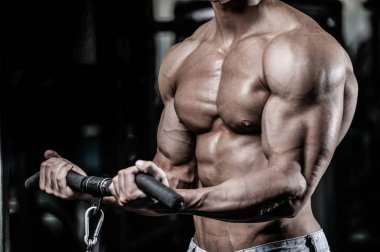 Diyet eğitim kas pompalama yakışıklı güç atletik erkek