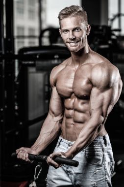Diyet eğitim kas pompalama yakışıklı güç atletik erkek