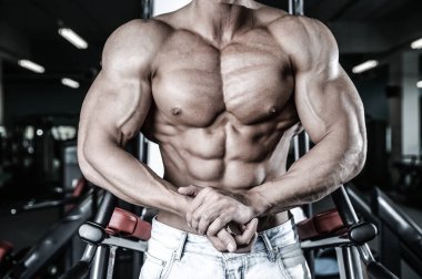 Beyaz seksi fitness modeli ab kadar yakın spor salonu