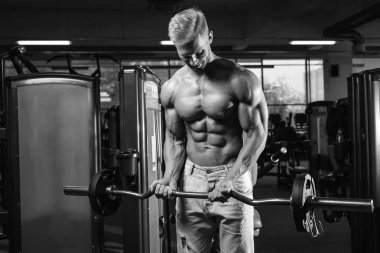 Diyet eğitim kas pompalama yakışıklı güç atletik erkek