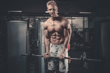 Diyet eğitim kas pompalama yakışıklı güç atletik erkek