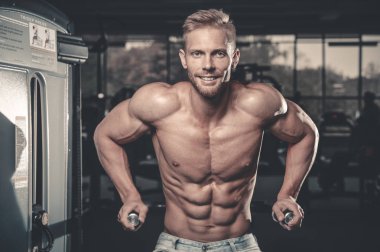 Acımasız beyaz yakışıklı fitness erkekler üzerinde diyet eğitim göğüs kuku